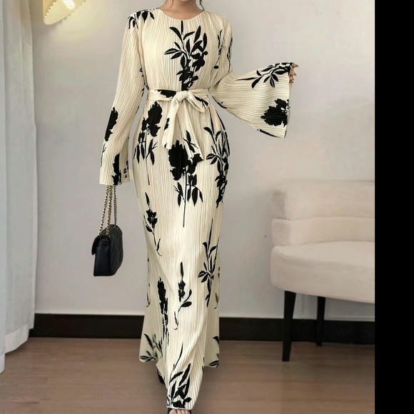 Maxi dress🤍 - Picture 1 of 7